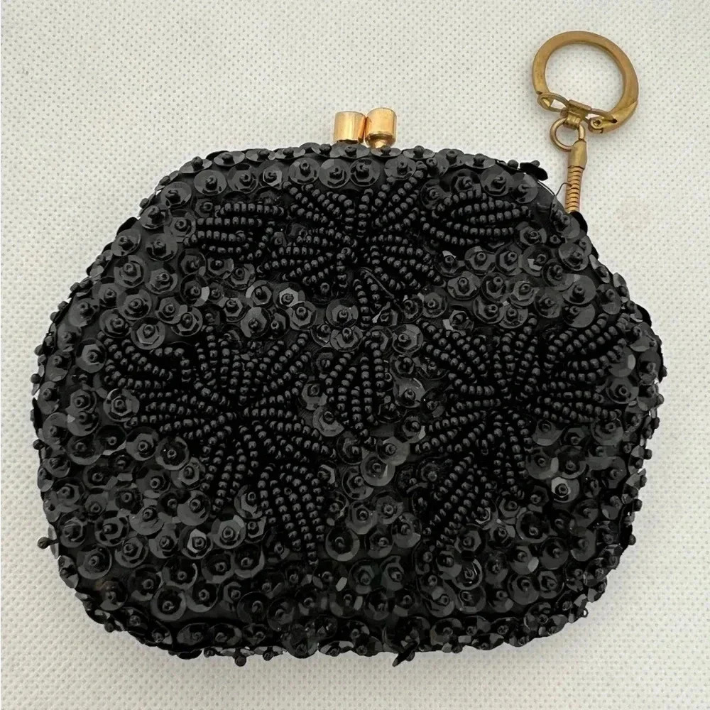 VINTAGE: Handmade kissy lock beaded coin purse.